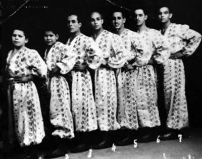 Ali Hassani (deuxième depuis la gauche) en Espagne avec d'autres acrobates. / Ph. DR