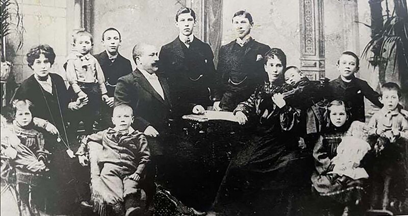 File:Simon Blumenfeld Family.jpg