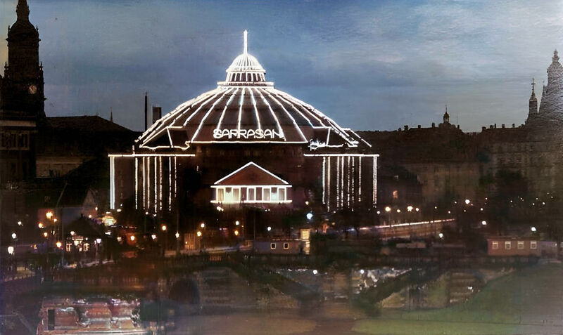 File:Dresden Sarrasani by night.jpg