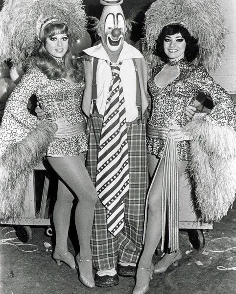 File:Lou Jacobs and daughters.jpg