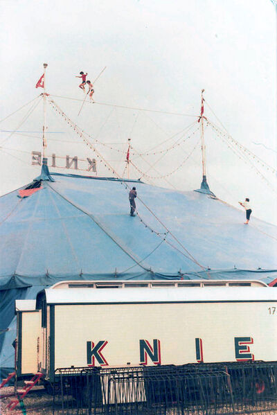 File:Farrell Bros Knie ext.jpg