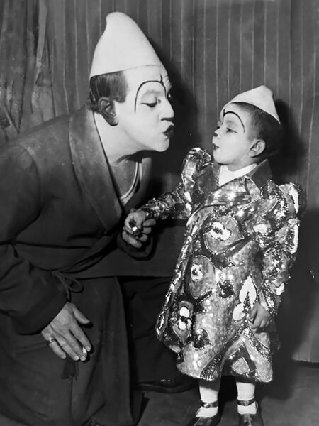 File:Pipo Sosman father and son.jpg