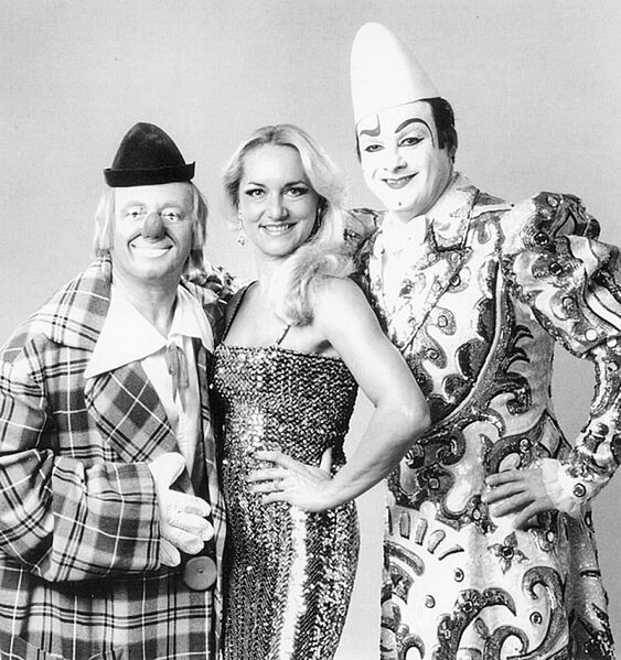 File:Chicky Trio.jpg